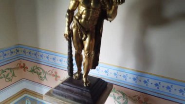 Trinidad, Küba - Nisan 2019: Boyalı duvar resimleri ve dekorasyon Steadicam çekim, Trinidad Palacia Cantero iç, Küba