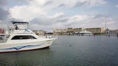 Varadero, Matanzas, Küba, Nisan 2019: Varadero'nun bulutlu gökyüzünün altında katamaran ve tekne