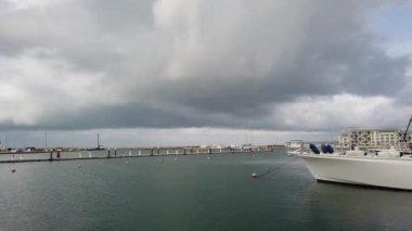 Varadero, Matanzas, Küba, Nisan 2019: Varadero'nun bulutlu gökyüzünün altında katamaran ve tekne