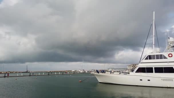 Varadero Matanzas Cuba April 2019 Catamaran Boot Onder Bewolkte Hemel — Stockvideo
