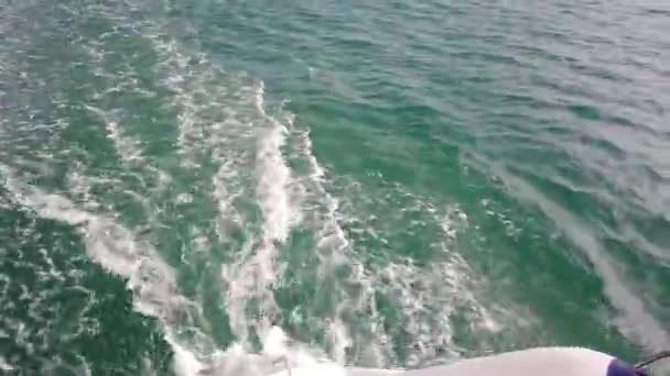 Pohled Motor Člunu Oceánu Kamera Plovoucí Lodi Vlny Zadní Část — Stock video