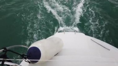 Tekne ve okyanus motoru bir görünüm. Yüzen Teknede Kamera. Teknenin arka dalgaları.