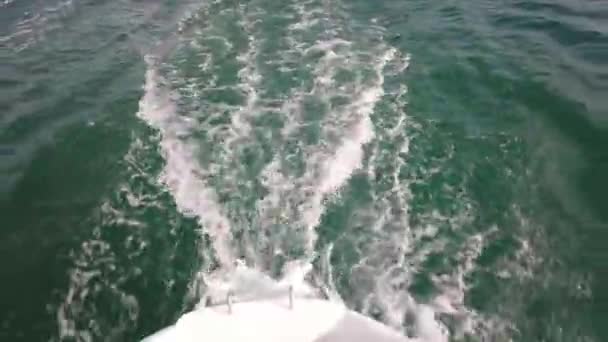 船的马达和大海的景色 漂浮船上的照相机 船后浪 — 图库视频影像