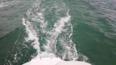Tekne ve okyanus motoru bir görünüm. Yüzen Teknede Kamera. Teknenin arka dalgaları.