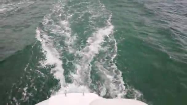 Vedere Asupra Motorului Barcii Oceanului Camera Barcă Plutitoare Waves Back — Videoclip de stoc