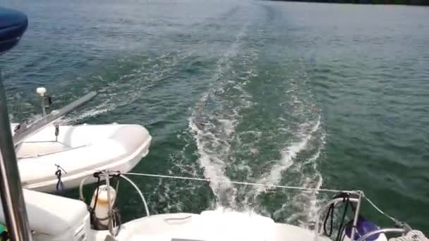 船的马达和大海的景色 漂浮船上的照相机 船后浪 — 图库视频影像
