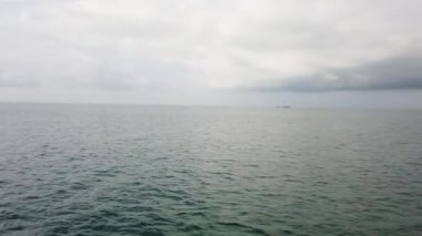 Tekne ve okyanus motoru bir görünüm. Yüzen Teknede Kamera. Teknenin arka dalgaları.