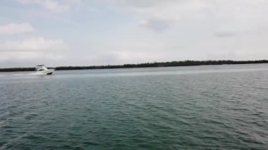 Tekne ve okyanus motoru bir görünüm. Yüzen Teknede Kamera. Teknenin arka dalgaları.