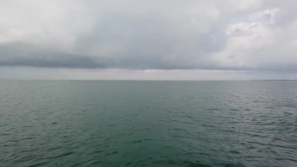 Pohled Motor Člunu Oceánu Kamera Plovoucí Lodi Vlny Zadní Část — Stock video