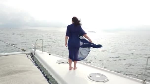 Девушка Корабле Летящими Волосами Фоне Океана Неба — стоковое видео