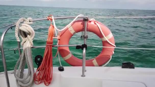 红色救生浮标在蓝色平静的海水背景上 船上的救生圈 — 图库视频影像