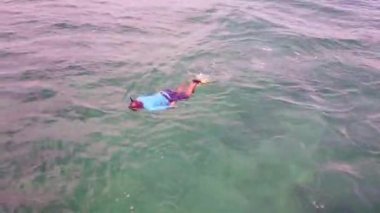 Varadero, Matanzas, Küba, Nisan 2019: Bir adam açık okyanusta ıstakoz yakalar