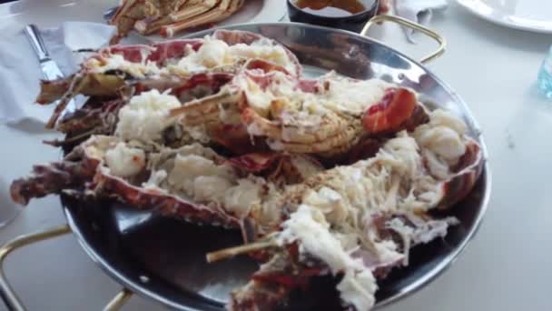 Viens Cuisiner Homard Frais Les Gens Mangent Homard Sur Bateau — Video