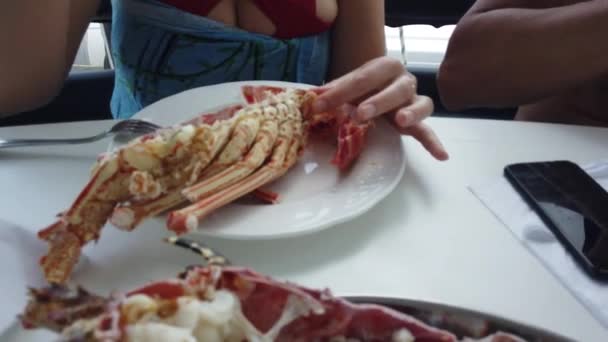 刚煮了一只新鲜的龙虾 人们在船上吃龙虾 摇动船 — 图库视频影像