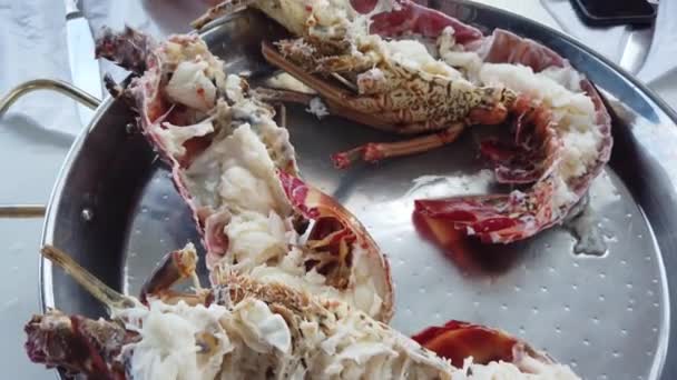 刚煮了一只新鲜的龙虾 人们在船上吃龙虾 摇动船 — 图库视频影像