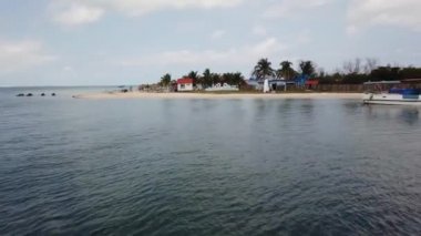 Tekne Küba adası Cayo Blanco mangrovlar arasında yüzer