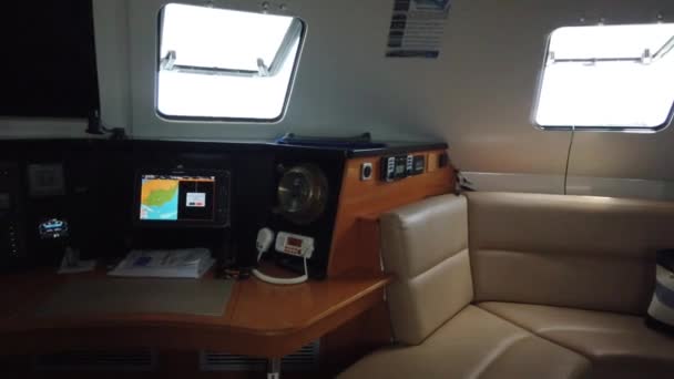 座席およびテーブルが付いている現代モーターボートの内部 — ストック動画