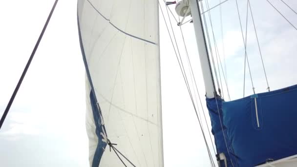 Witte Zeilen Fladderen Wind Van Bewegende Zeiljacht Achtergrond Van Blauwe — Stockvideo