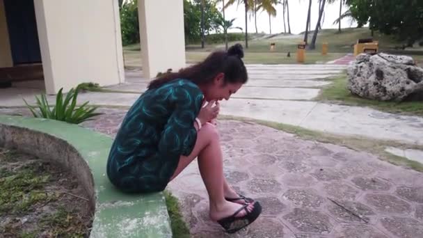 Girl Resting Resort Rest Palm Trees Hotel Girl Sitting Resting — Stock Video