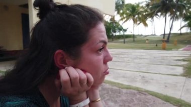 Tatil köyünde dinlenmiş bir kız. Otelde palmiye ağaçlarında dinlenin. Kız oturma ve tvening sessiz dinlenme.