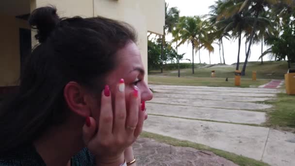 Meisje Rusten Resort Rust Uit Bij Palmbomen Het Hotel Meisje — Stockvideo