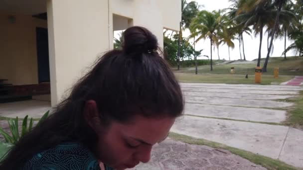 Dziewczyna Odpoczywa Ośrodku Spoczywaj Palmami Hotelu Dziewczyna Siedzi Odpoczynku Spokojny — Wideo stockowe