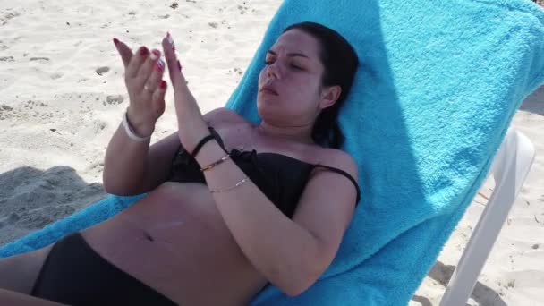 Una Ragazza Mare Utilizza Protezione Solare Proteggere Pelle Idratare Pelle — Video Stock