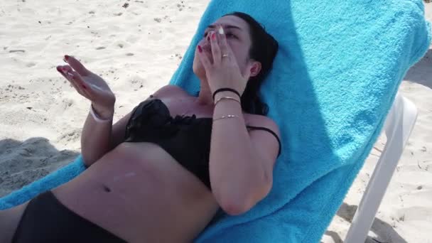 Una Ragazza Mare Utilizza Protezione Solare Proteggere Pelle Idratare Pelle — Video Stock