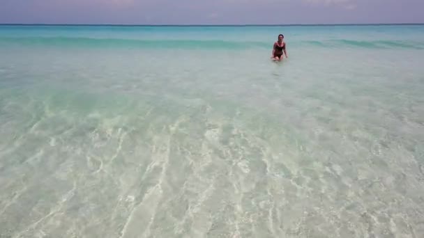 キューバのバラデロのビーチで海で泳いで休暇中の美しい若い女性は ビキニで泳ぎ 水に浮かんでいます ビーチで夏休みの休暇を楽しむ女性 — ストック動画