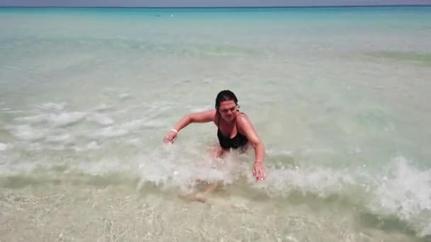 美丽的年轻女子度假游泳在海洋巴拉德罗 古巴的海滩 穿着比基尼游泳 漂浮在水中 女性在海滩上享受暑假 — 图库视频影像