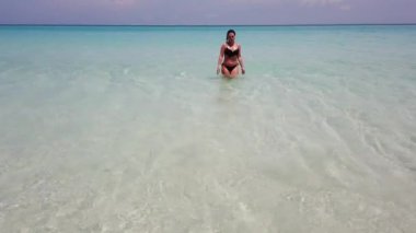 Varadero, Küba sahilinde okyanusta yüzen, bikini içinde yüzen ve suda yüzen güzel genç kadın. Kadın plajda yaz tatili zevk.
