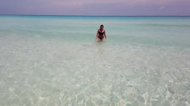 Varadero, Küba sahilinde okyanusta yüzen, bikini içinde yüzen ve suda yüzen güzel genç kadın. Kadın plajda yaz tatili zevk.