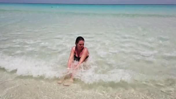 Mooie Jonge Vrouw Vakantie Zwemmen Oceaan Het Strand Van Varadero — Stockvideo