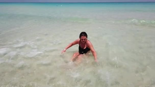 Mulher Bonita Férias Nadando Oceano Praia Varadero Cuba Nadando Biquíni — Vídeo de Stock