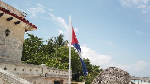 Bandera Cubana Playa Ondeando Viento Sobre Fondo Del Océano Cuba — Vídeo de stock