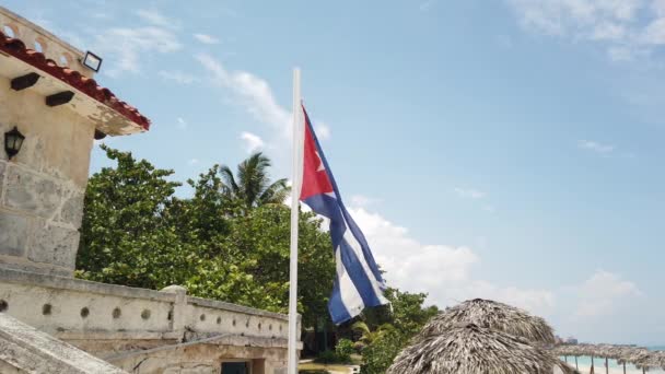 Kubansk Flagga Stranden Flyger Vinden Bakgrunden Havet Kuba Varadero — Stockvideo