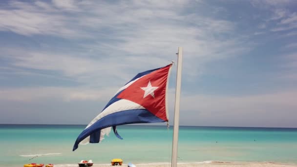 古巴国旗在沙滩上飘扬 在风中飘扬在海洋的背景中 巴拉德罗 — 图库视频影像