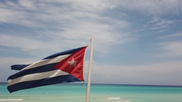 Kubánská Vlajka Pláži Letí Větrem Pozadí Oceánu Kuba Varadero — Stock video
