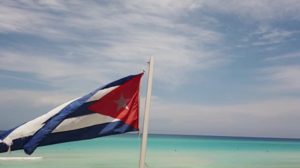 Kubanische Flagge Strand Die Wind Vor Dem Hintergrund Des Ozeans — Stockvideo