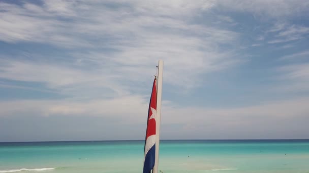 Κουβανική Σημαία Στην Παραλία Πετώντας Στον Άνεμο Στο Φόντο Του — Αρχείο Βίντεο