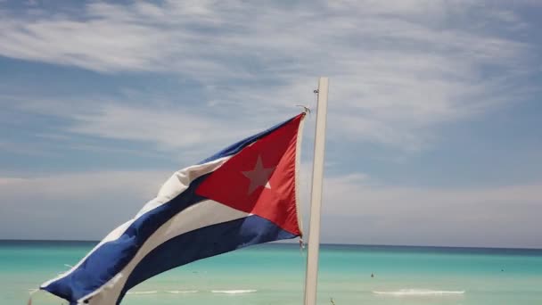 古巴国旗在沙滩上飘扬 在风中飘扬在海洋的背景中 巴拉德罗 — 图库视频影像