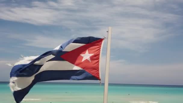 Κουβανική Σημαία Στην Παραλία Πετώντας Στον Άνεμο Στο Φόντο Του — Αρχείο Βίντεο