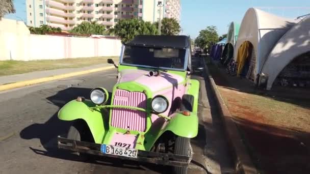 Varadero, Kuba-kwiecień 2019: retro samochody na ulicach Varadero — Wideo stockowe