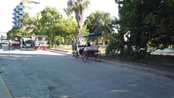 Varadero, Kuba-kwiecień 2019: retro samochody na ulicach Varadero — Wideo stockowe