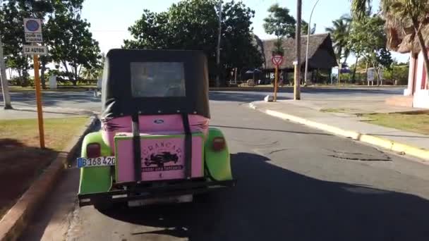 Varadero, Cuba-april 2019: Retro auto's in de straten van Varadero — Stockvideo