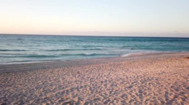 Küba'da Varadero plaj üzerinde Çarpıcı panoramik gün batımı.