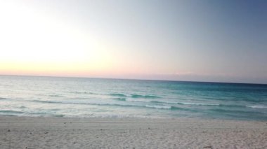 Küba'da Varadero plaj üzerinde Çarpıcı panoramik gün batımı.