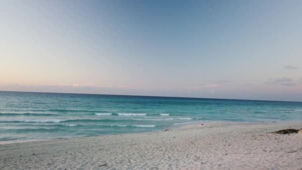 キューバのバラデロビーチの素晴らしいパノラマの夕日 — ストック動画