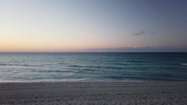 Küba'da Varadero plaj üzerinde Çarpıcı panoramik gün batımı.