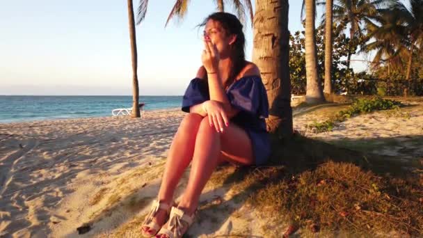 Brunette Meisje Door Palmboom Het Strand Bij Zonsondergang — Stockvideo